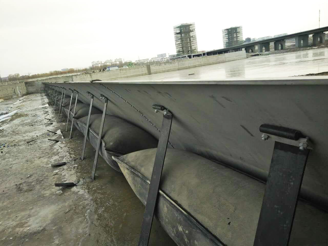 Flood Barriers Rubber Dam Inflatable Water Filled Dam - Buy Rubber Dam ...